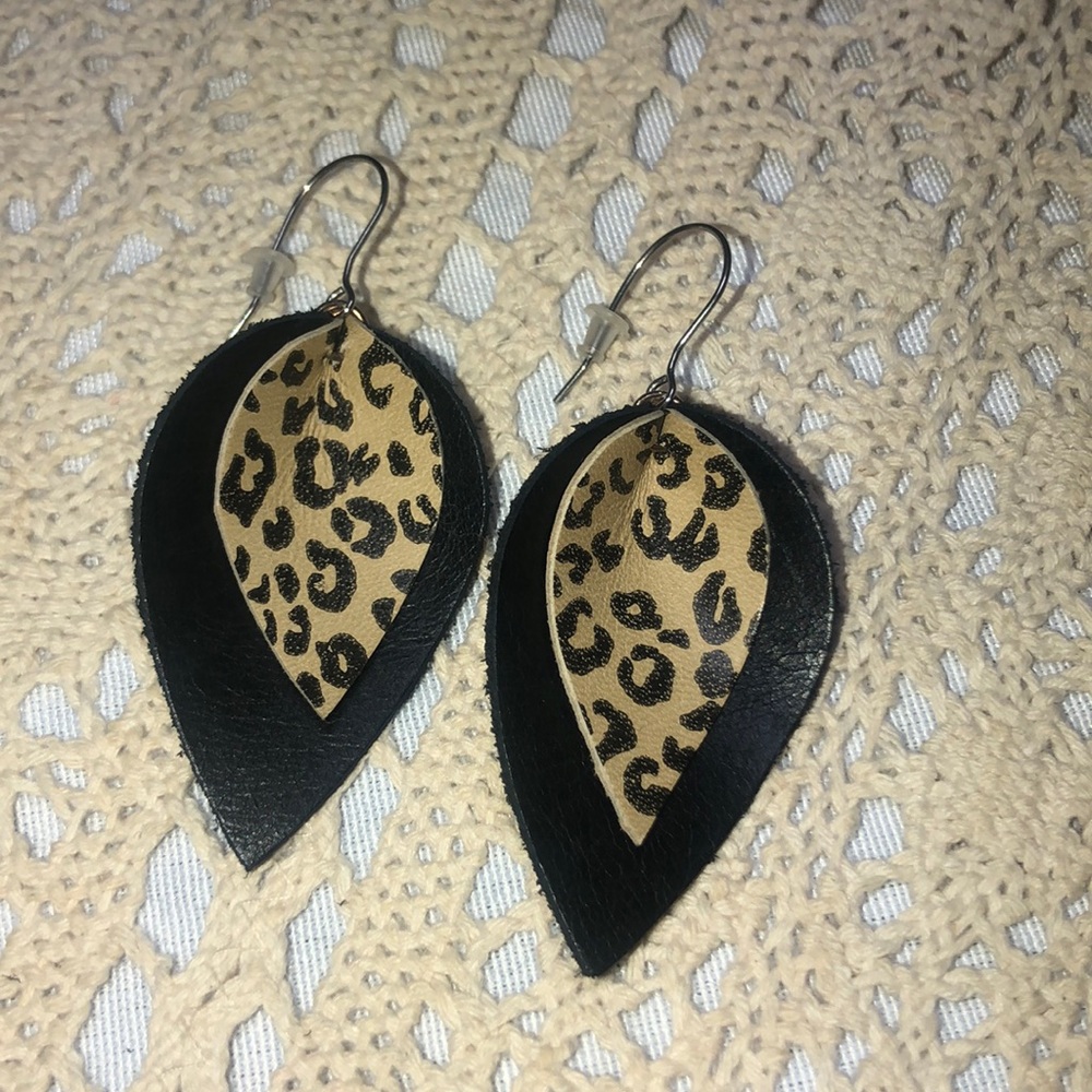 NEVER WORN Leopard print earrings